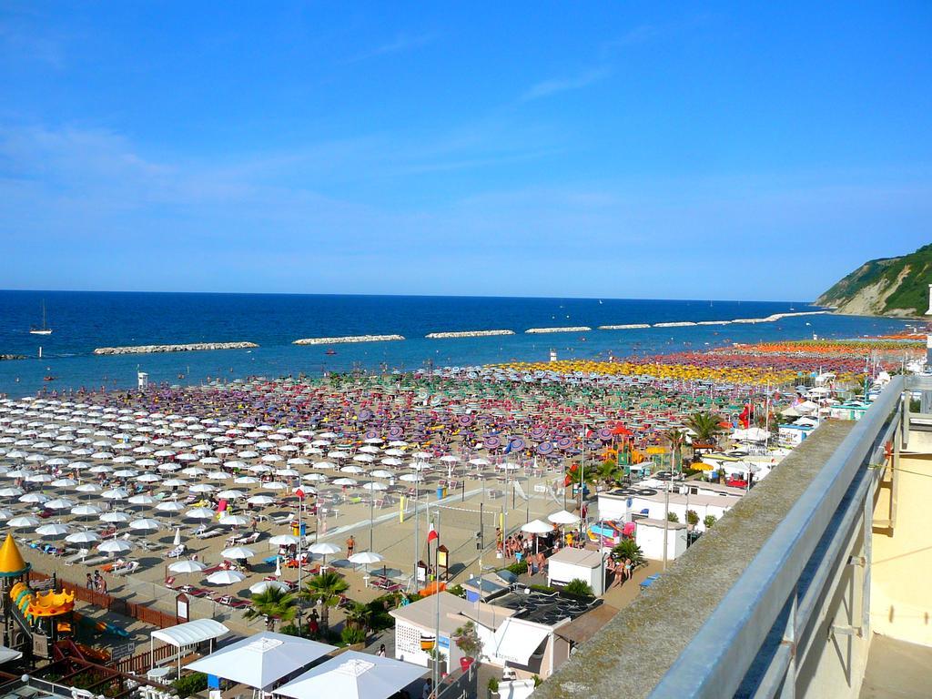 Hotel Augusta Gabicce Mare Exterior photo