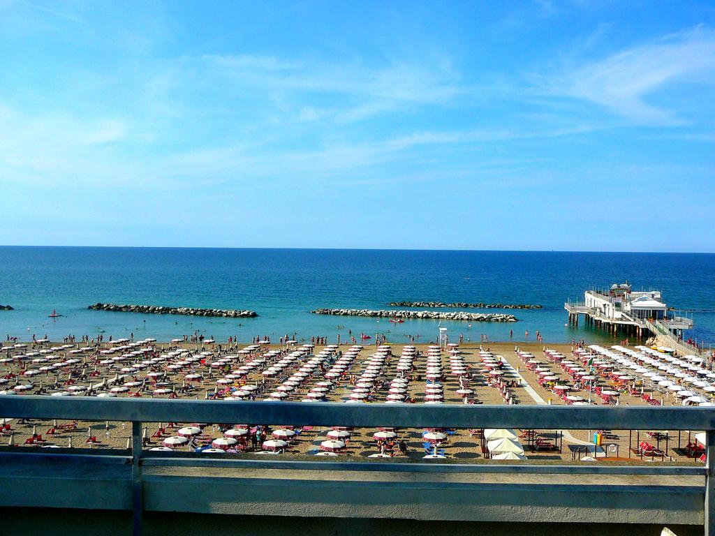 Hotel Augusta Gabicce Mare Exterior photo